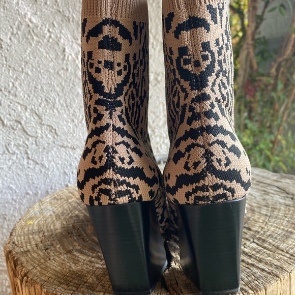 VINCE CAMUTO Setillen Booties In Leopard - Picture 2 of 9